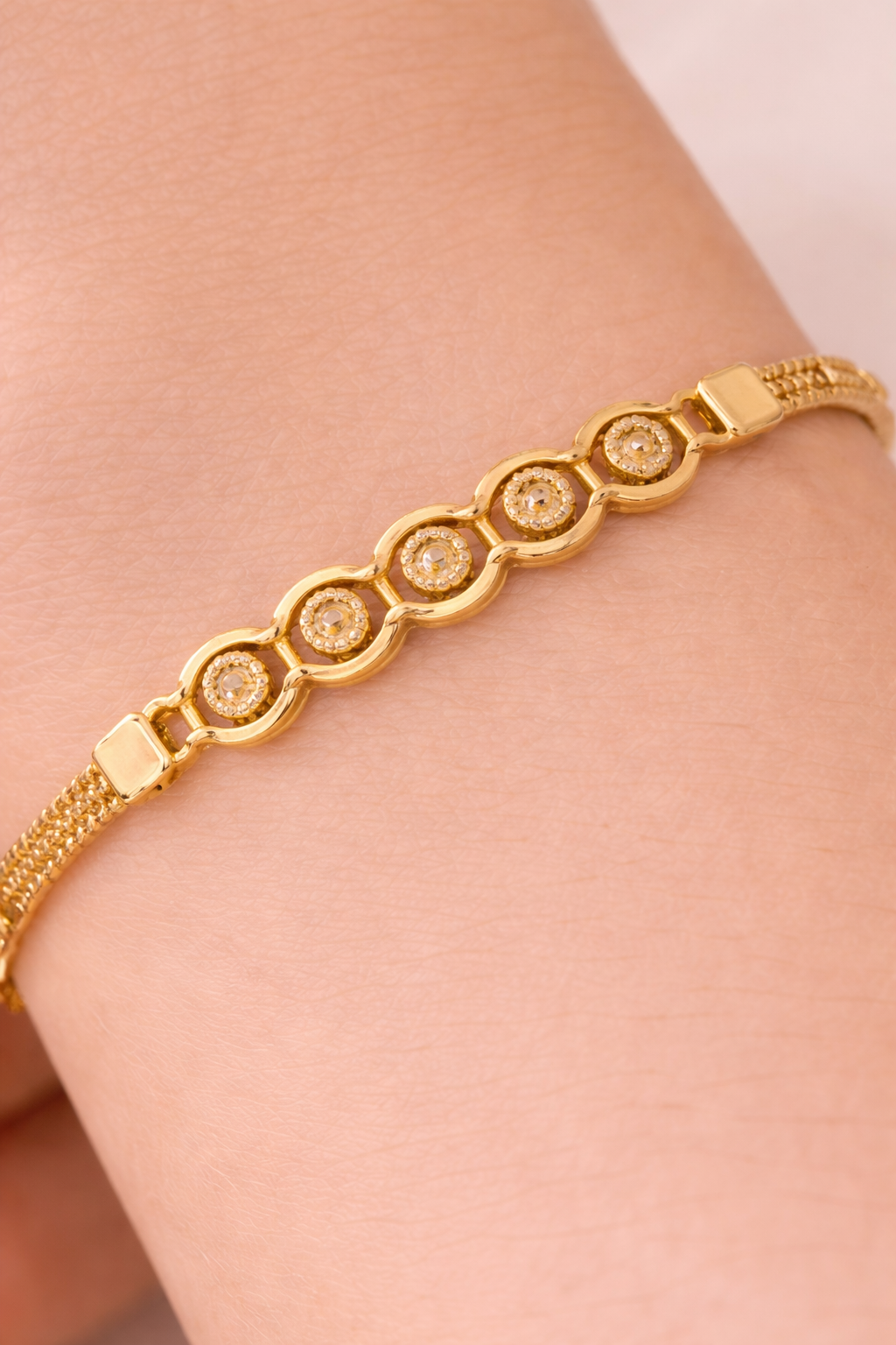 Elegant Gold Bracelet with Circular Diamond-Cut Design
