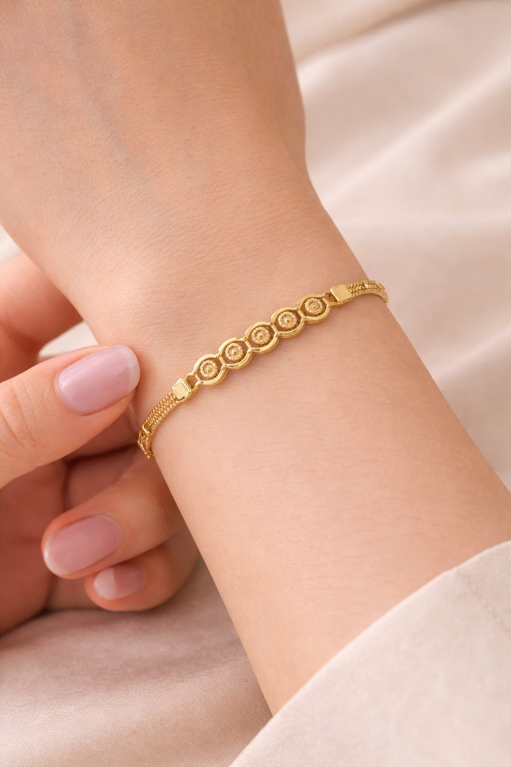 Elegant Gold Bracelet with Circular Diamond-Cut Design