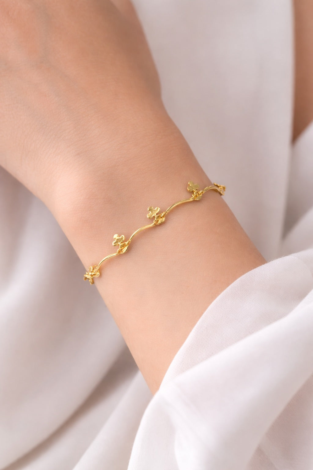 Elegant Gold Clover Charm Bracelet