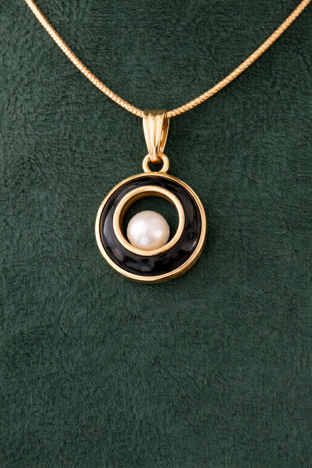 Black Halo Pearl Gold Pendant