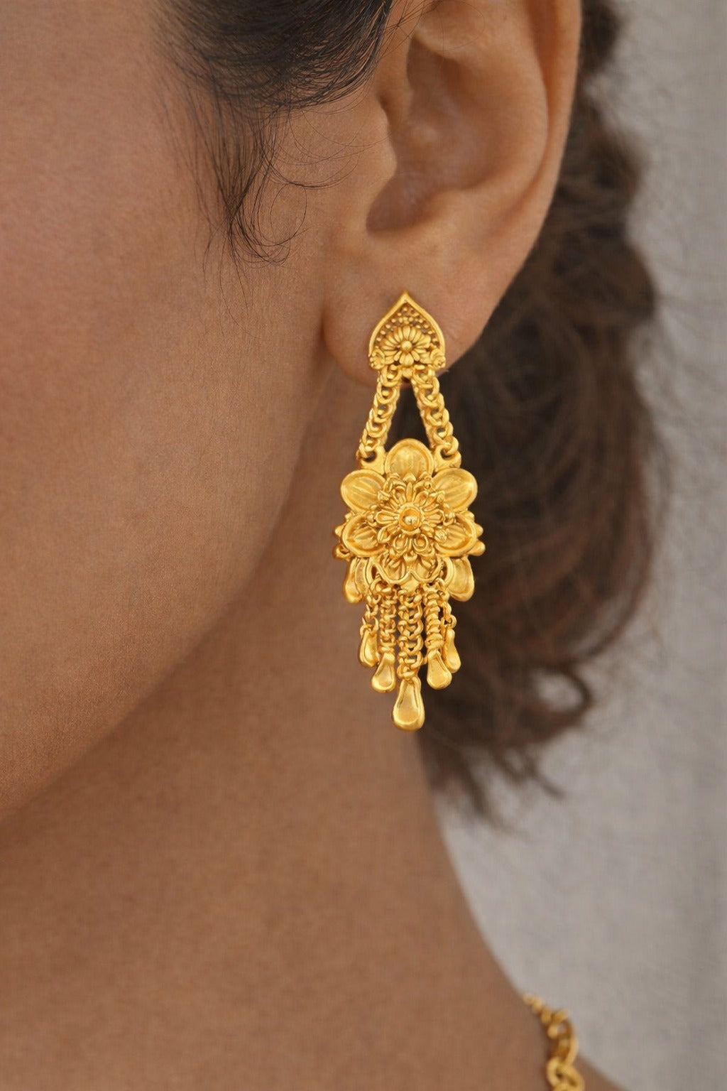 Regal Floral Drop Gold Necklace Set with Elegant Heritage Detailing