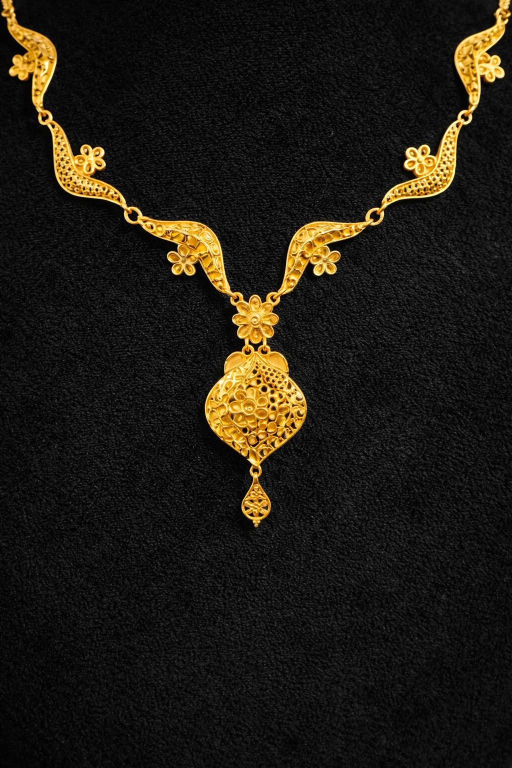 Royal Filigree Floral Gold Necklace Set