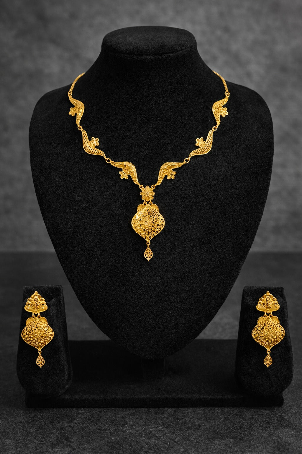 Royal Filigree Floral Gold Necklace Set