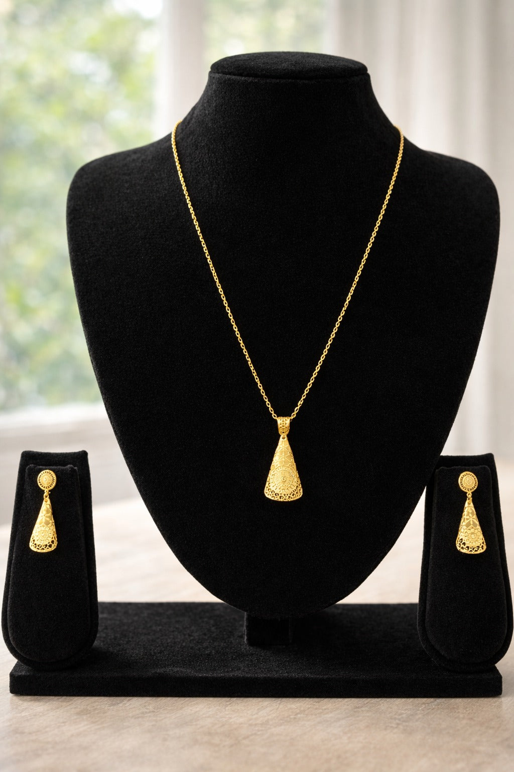 Royal Filigree Gold Pendant Necklace Set with Matching Earrings