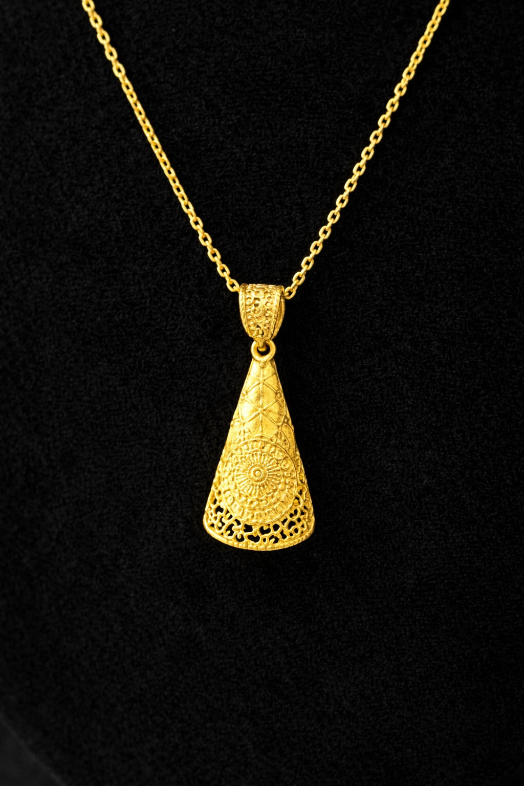 Royal Filigree Gold Pendant Necklace Set with Matching Earrings