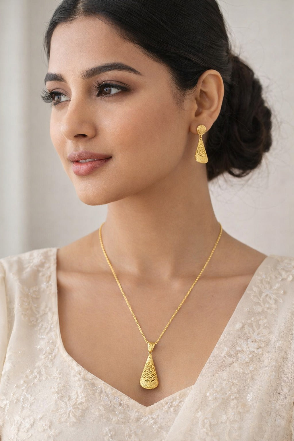 Elegant Filigree Drop Pendant Gold Necklace Set