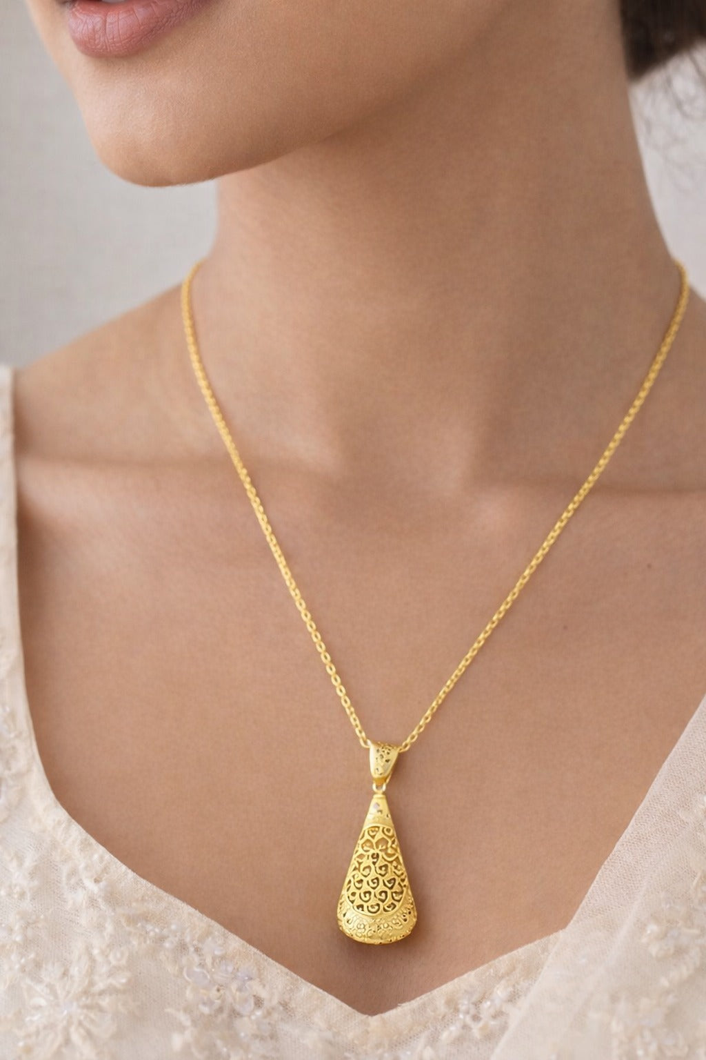 Elegant Filigree Drop Pendant Gold Necklace Set
