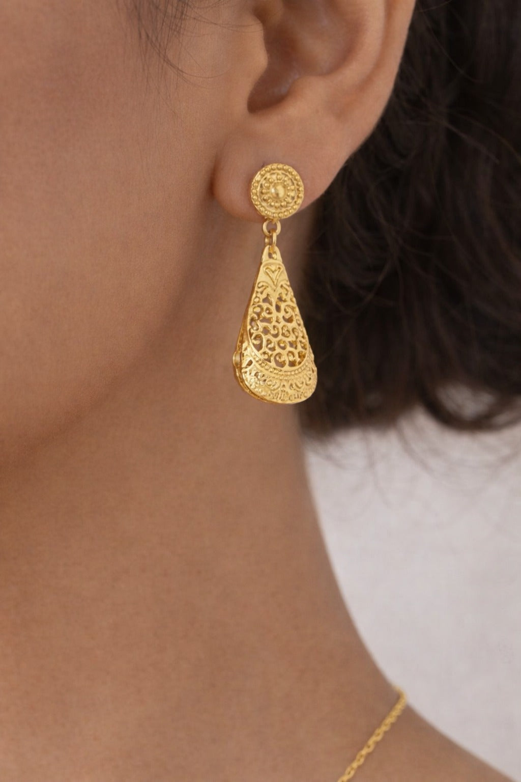 Elegant Filigree Drop Pendant Gold Necklace Set