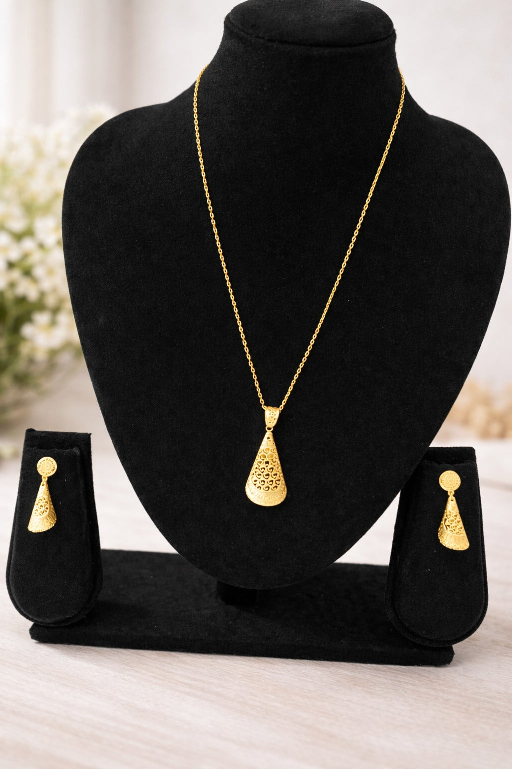 Elegant Filigree Drop Pendant Gold Necklace Set