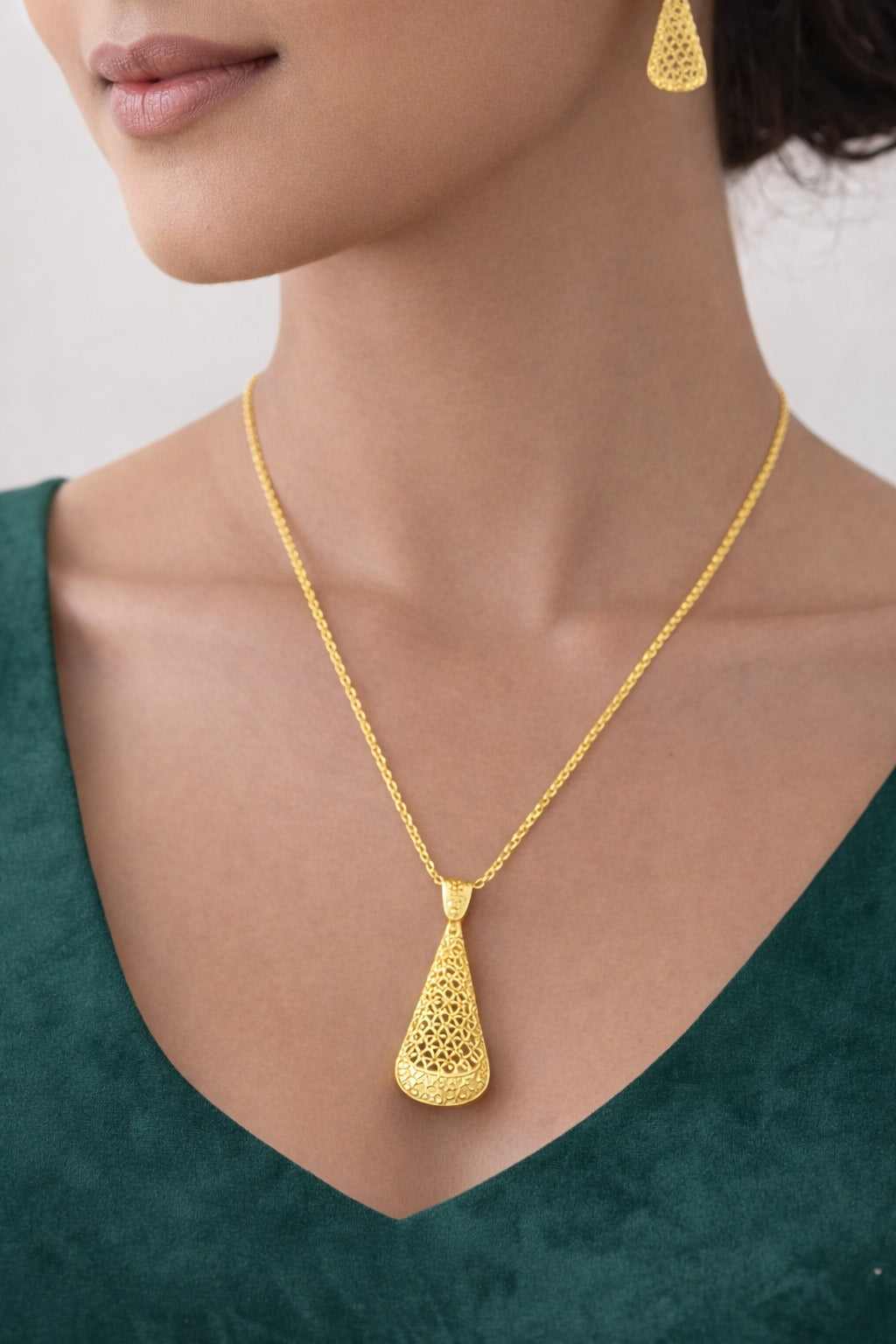 Royal Filigree Cone Drop Gold Necklace Set