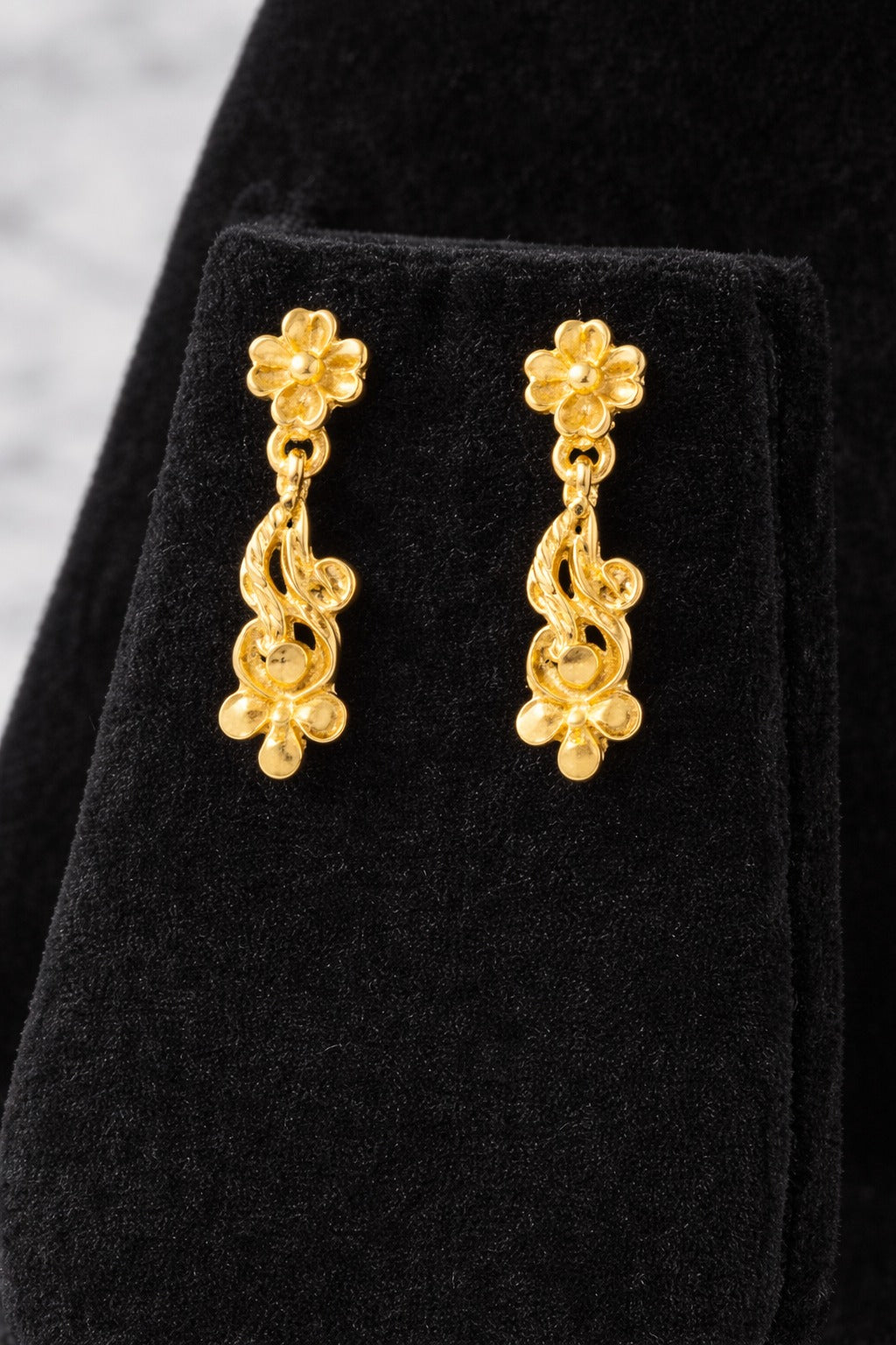 Delicate Floral Vine Gold Necklace Set