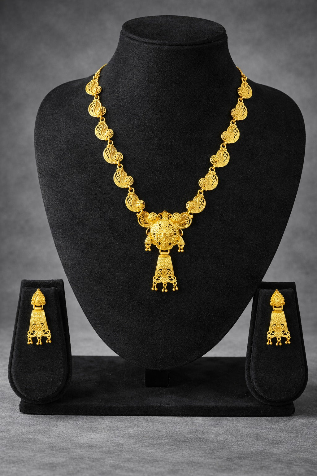 Royal Filigree Temple-Style Gold Necklace Set with Ornate Pendant