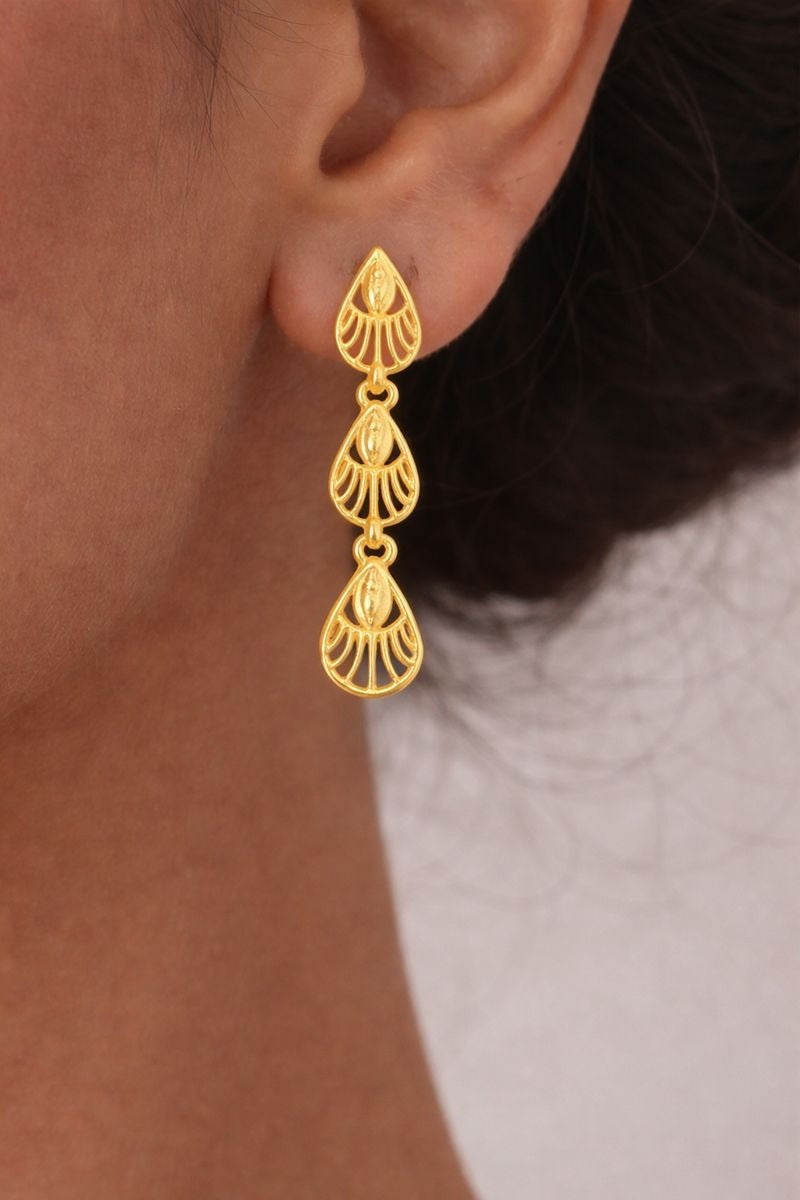 Graceful Leaf Pattern Gold Necklace Set with Drop Earrings