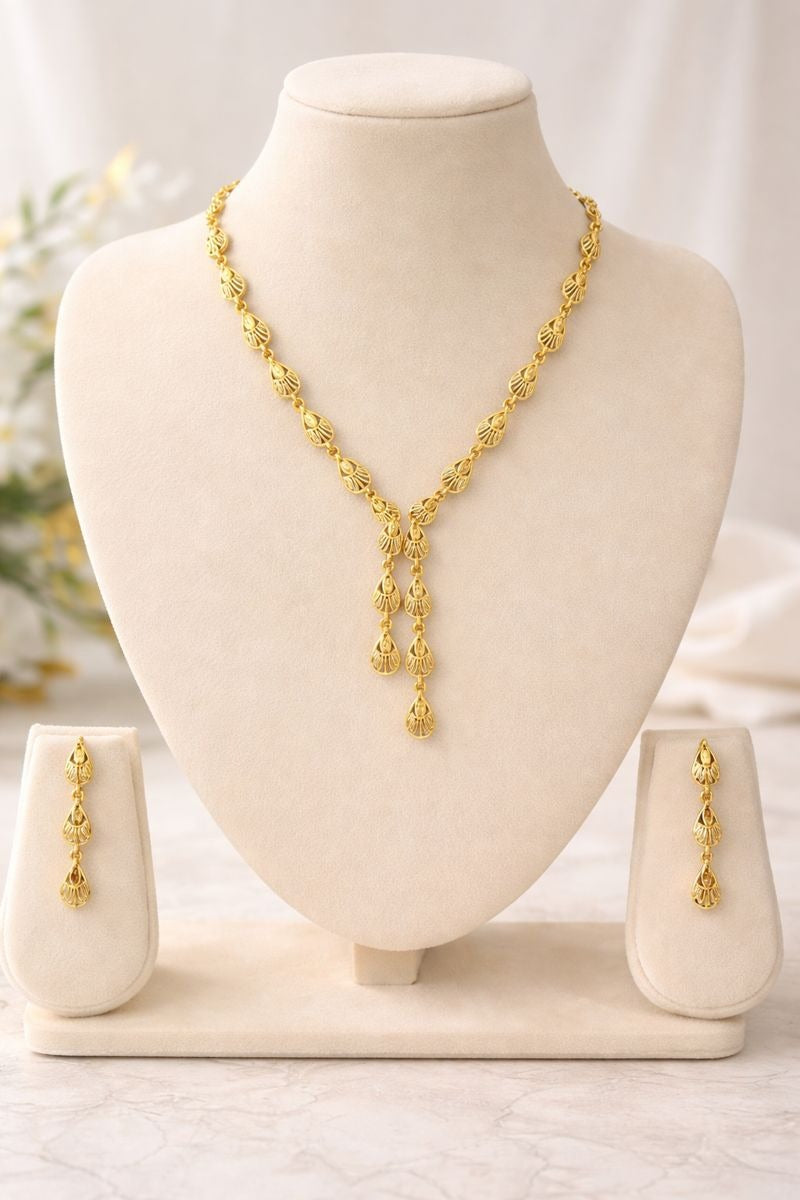 Graceful Leaf Pattern Gold Necklace Set with Drop Earrings