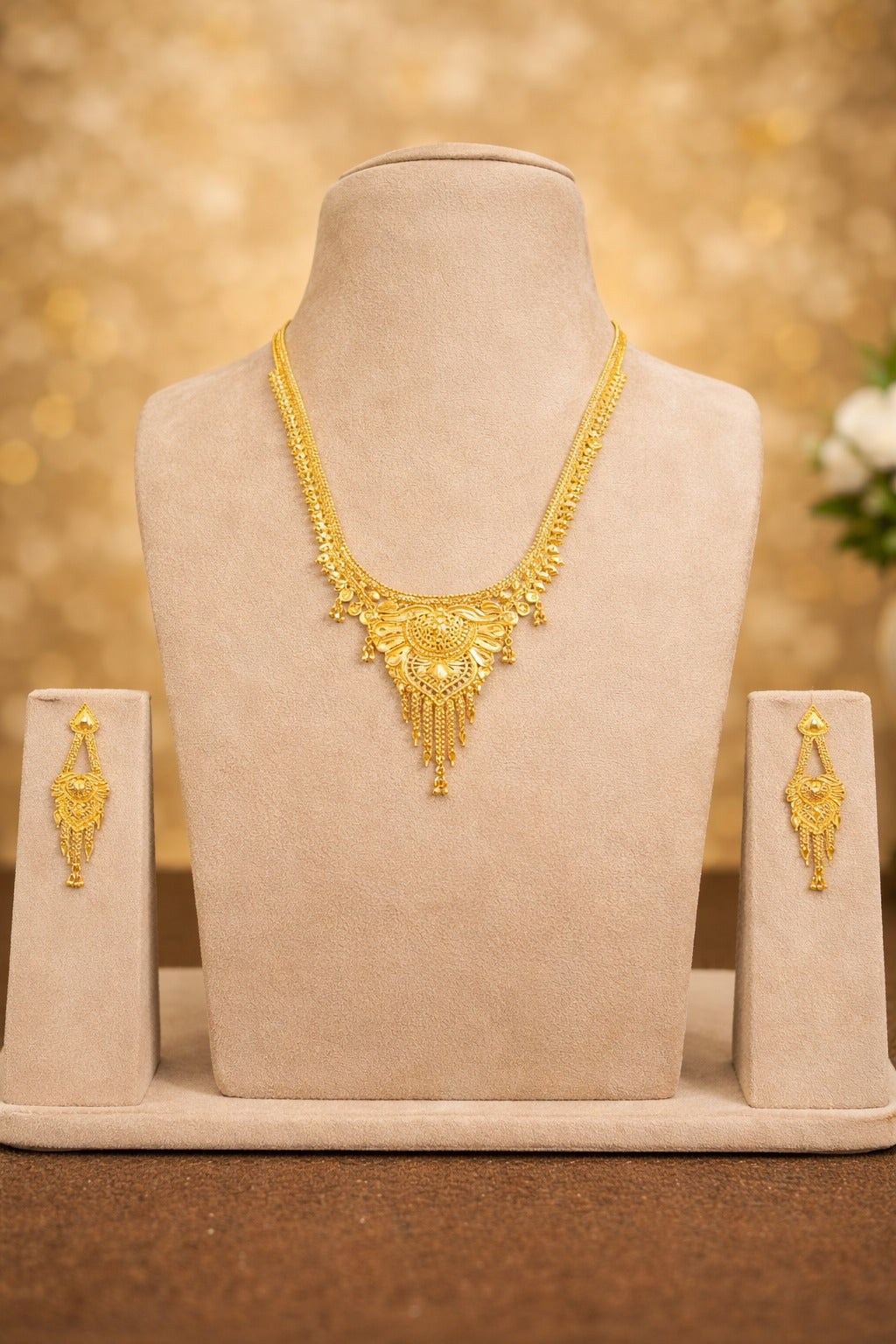 Regal Gold Pendant Necklace Set