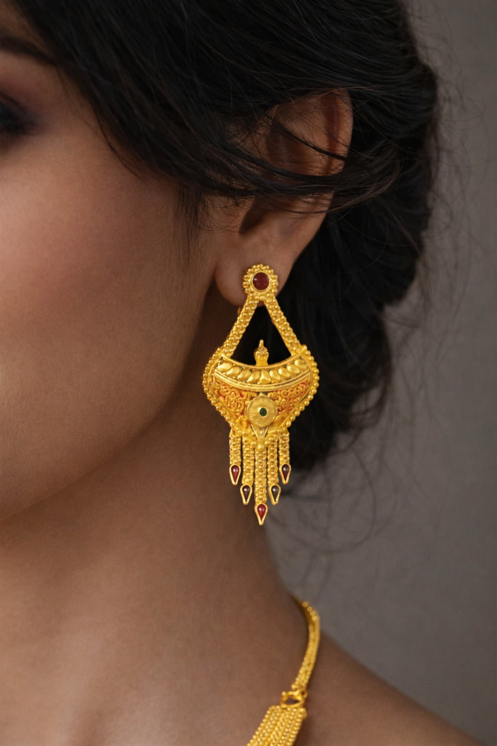 Royal Antique Temple Gold Necklace Set with Gemstone Accents