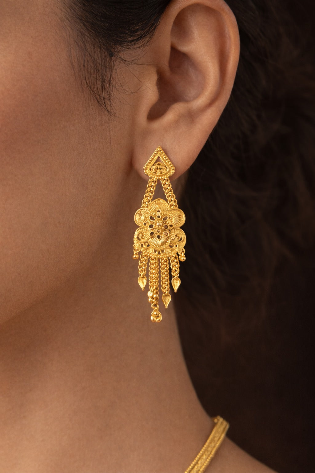 Divine Elegance Traditional Gold Necklace