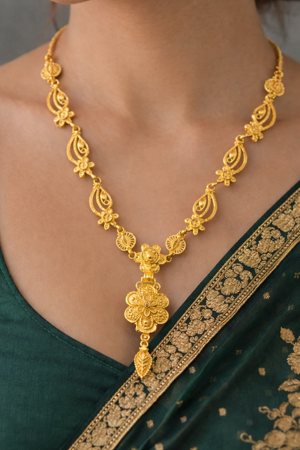 Graceful Floral Pendant Gold Necklace Set – Traditional Design